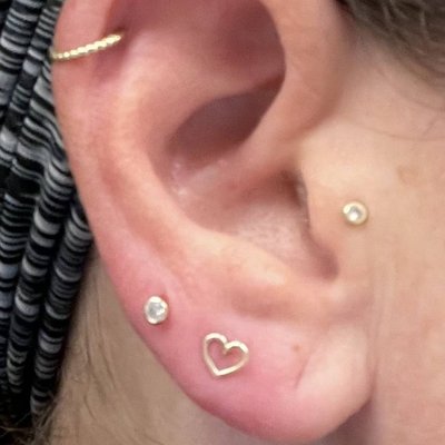 Jóias para piercing na orelha em ouro 14K com contorno de coração e parafuso prisioneiro com rosca na parte de trás