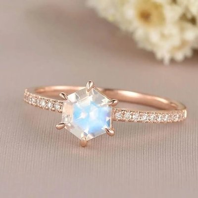 pc145074700-rose_gold_hexagon_shaped_wedding_jewelry_moonstone_engagement_ring Anel de noivado com pedra da lua em forma de hexágono em ouro rosa