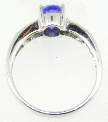 Овальное кольцо из белого золота 14k с натуральным танзанитом и CZ