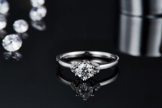 Anillo único estilo flor chapado en oro blanco Anillo moissanita personalizado compromiso Mujeres Joyas