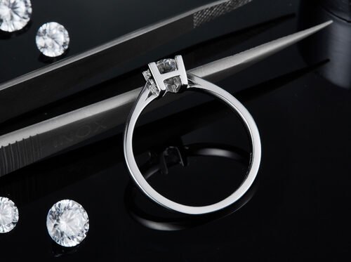 Unique S925 East West Setting Mujeres Corte Esmeralda Moissanite Boda Moderna Anillo de Compromiso Aniversario CZ Rings