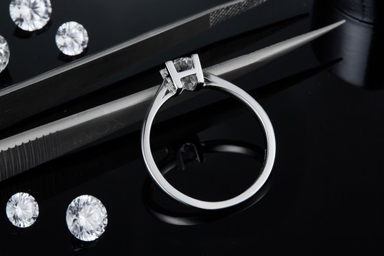 Unique S925 East West Setting Mujeres Corte Esmeralda Moissanite Boda Moderna Anillo de Compromiso Aniversario CZ Rings