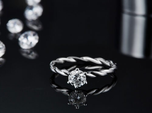 女性のためのモイッサナイトの婚約指輪は、ダイヤモンドとサファイアの結婚指輪ホワイトゴールドパヴェを設定します。