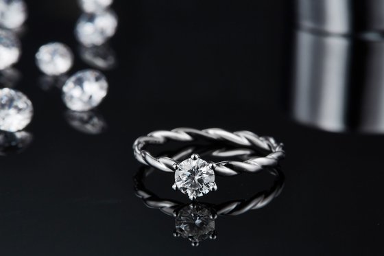 女性のためのモイッサナイトの婚約指輪は、ダイヤモンドとサファイアの結婚指輪ホワイトゴールドパヴェを設定します。