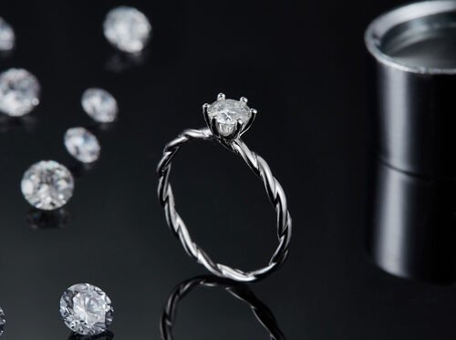 女性のためのモイッサナイトの婚約指輪は、ダイヤモンドとサファイアの結婚指輪ホワイトゴールドパヴェを設定します。