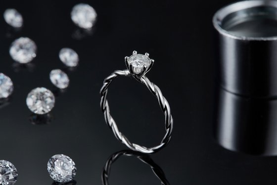 女性のためのモイッサナイトの婚約指輪は、ダイヤモンドとサファイアの結婚指輪ホワイトゴールドパヴェを設定します。