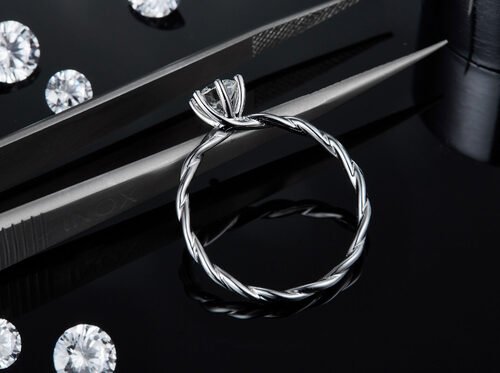 女性のためのモイッサナイトの婚約指輪は、ダイヤモンドとサファイアの結婚指輪ホワイトゴールドパヴェを設定します。