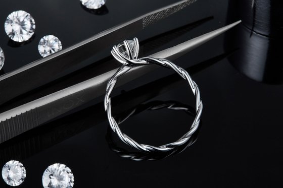 女性のためのモイッサナイトの婚約指輪は、ダイヤモンドとサファイアの結婚指輪ホワイトゴールドパヴェを設定します。