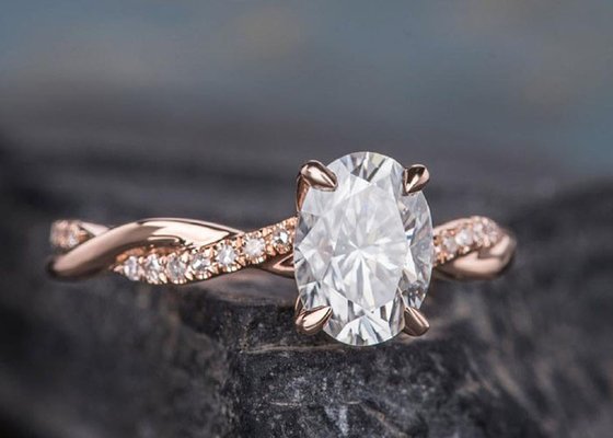 Anel de noivado oval de Mossianite 2,5ct em ouro rosa 18K