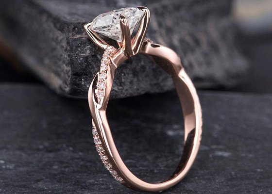 Anel de noivado oval de Mossianite 2,5ct em ouro rosa 18K