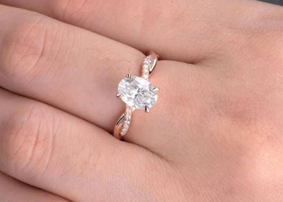 Anel de noivado oval de Mossianite 2,5ct em ouro rosa 18K