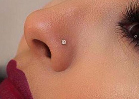 Dainty 18K Gold Nose Piercing L Shaped 0.6mm Thickness Hypoallergenic