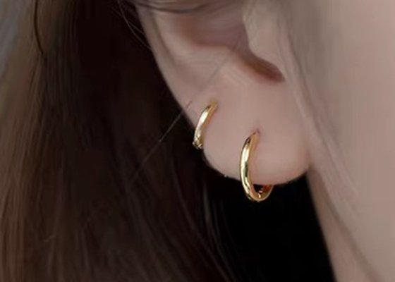 女性のためのセクシーならせん14KゴールドフープピアスODM 1.2ミリメートル×10ミリメートル寸法