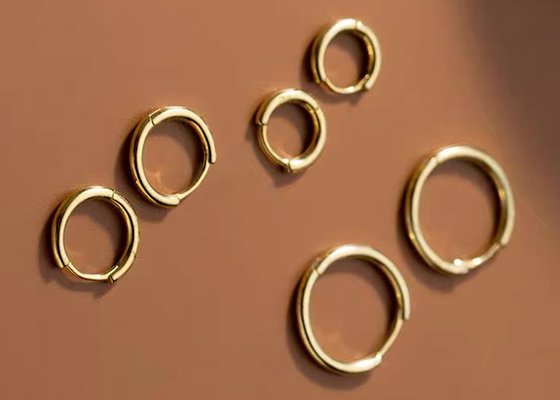 女性のためのセクシーならせん14KゴールドフープピアスODM 1.2ミリメートル×10ミリメートル寸法