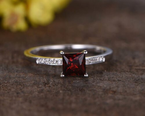 Anel de noivado de diamante com granada de corte princesa Tipo de configuração de pino