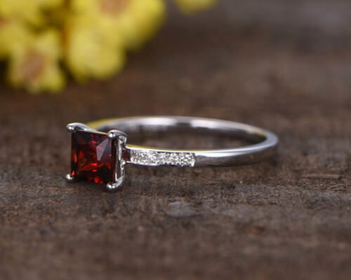 Anel de noivado de diamante com granada de corte princesa Tipo de configuração de pino