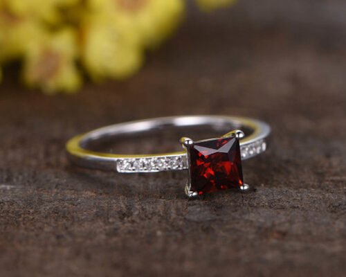 Anel de noivado de diamante com granada de corte princesa Tipo de configuração de pino