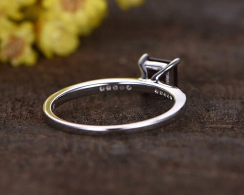 Anel de noivado de diamante com granada de corte princesa Tipo de configuração de pino