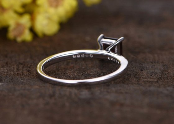 Anel de noivado de diamante com granada de corte princesa Tipo de configuração de pino