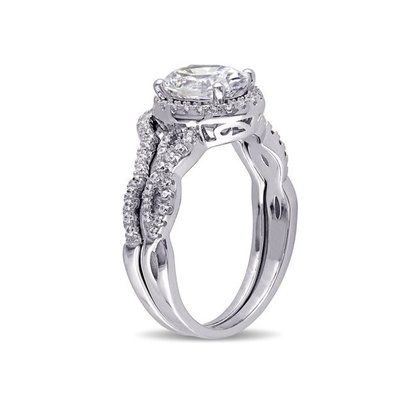 Oval Cut 18kt White Gold Diamond Engagement Ring 0.92ct Weight For Women ODM